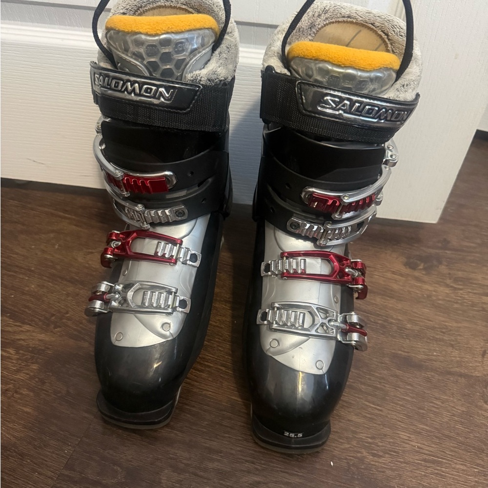 Women’s  Salomon Irony 7.5 ski boots. Size: 25/25.5, Boot Size: 298mm